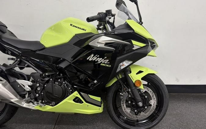 2026 Kawasaki Ninja 500 ABS Metallic Yellowish GreenEbony