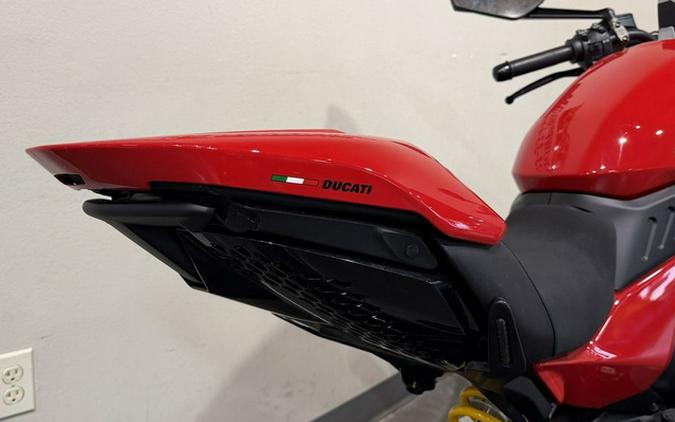 2025 Ducati Diavel V4 Ducati Red