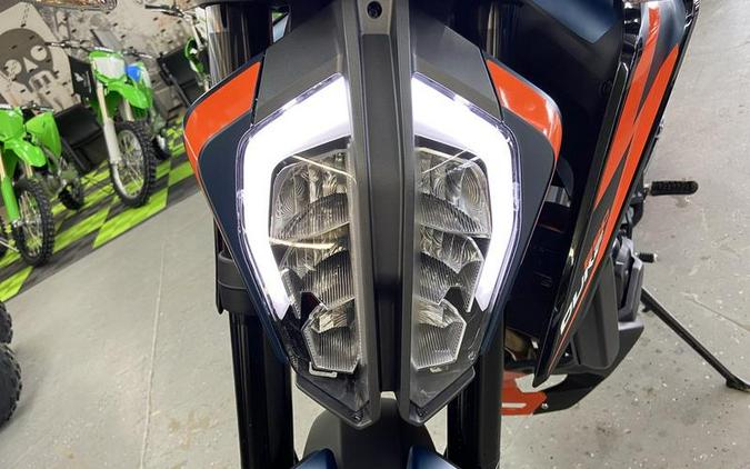 2023 KTM 890 Duke R