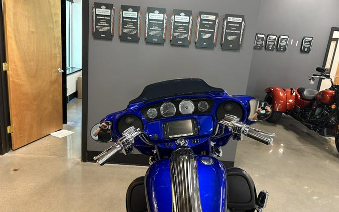 2017 Harley-Davidson® CVO™ Street Glide® Candy Cobalt/Indigo Ink with Mirror Chrome Aggressor Wheels