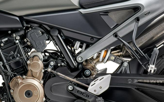 2027 Husqvarna Svartpilen 801 SE