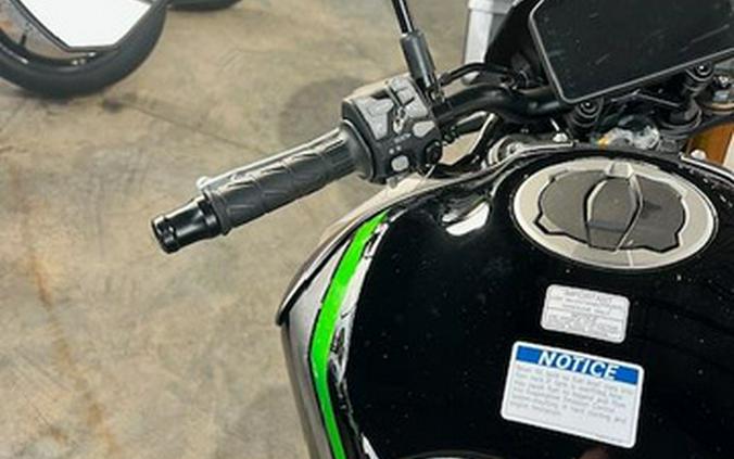 2025 Kawasaki Z900 SE ABS