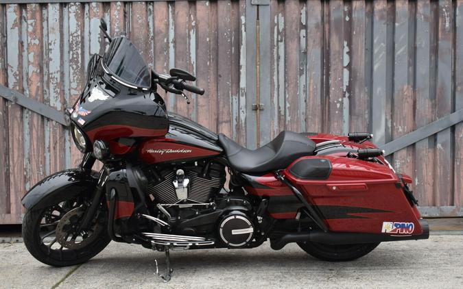 2017 Harley-Davidson® CVO™ Street Glide® FLHXSE