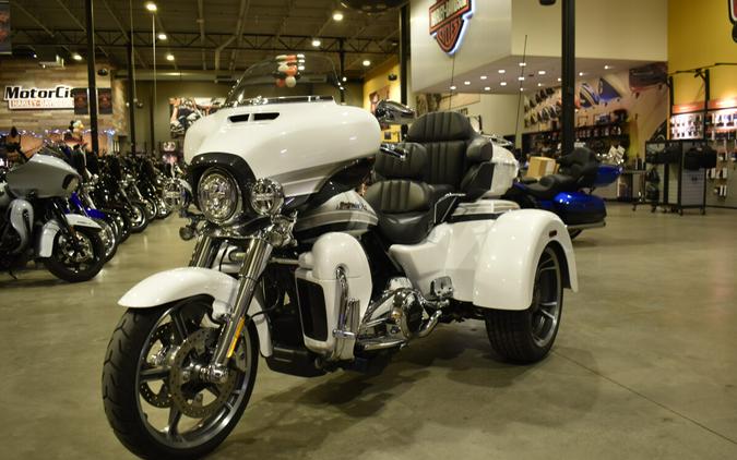 2020 Harley-Davidson CVO Tri Glide Blizzard White Pearl w/ Lightning Silver & Stormcloud