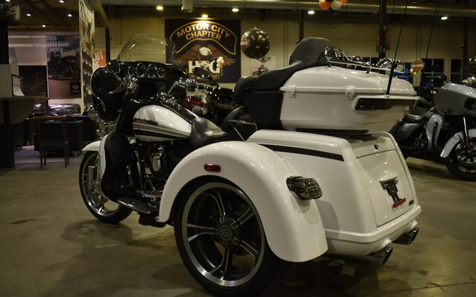 2020 Harley-Davidson CVO Tri Glide Blizzard White Pearl w/ Lightning Silver & Stormcloud