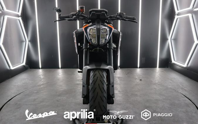 2022 KTM 890 Duke R