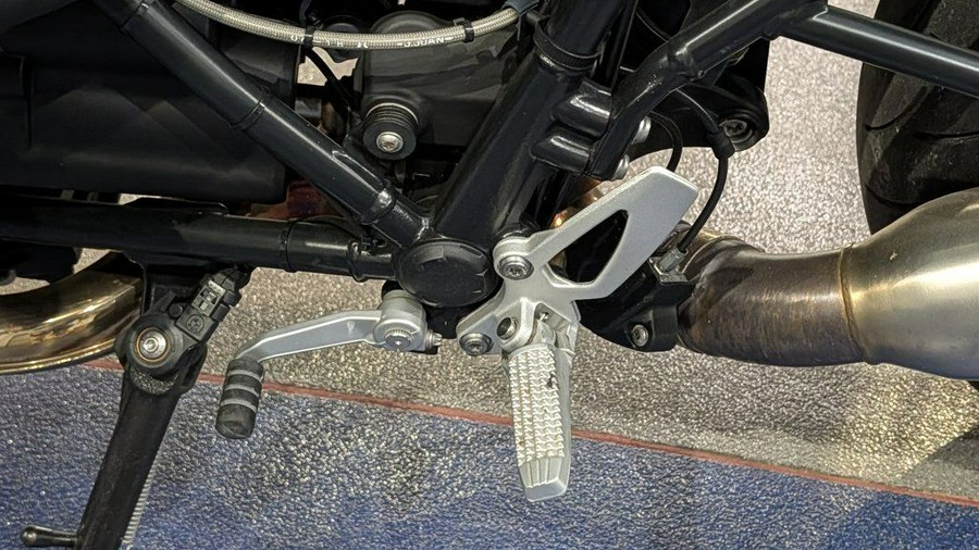 2019 BMW R nineT Pure Black Storm Metallic/Aurum