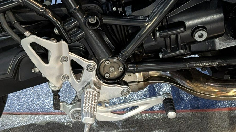 2019 BMW R nineT Pure Black Storm Metallic/Aurum