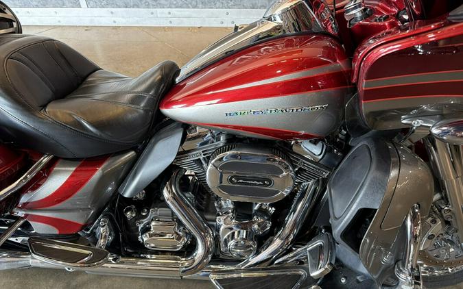 2016 Harley-Davidson® CVO™ Road Glide® Ultra FLTRUSE
