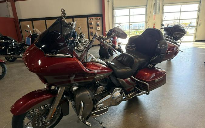 2016 Harley-Davidson® CVO™ Road Glide® Ultra FLTRUSE