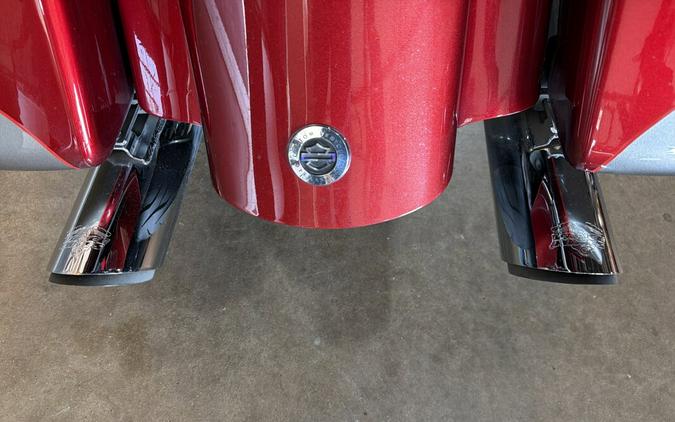 2016 Harley-Davidson® CVO™ Road Glide® Ultra FLTRUSE