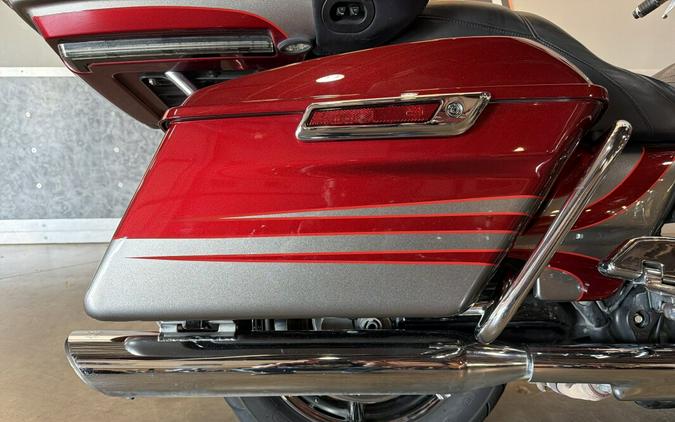 2016 Harley-Davidson® CVO™ Road Glide® Ultra FLTRUSE