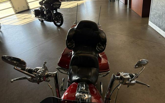 2016 Harley-Davidson® CVO™ Road Glide® Ultra FLTRUSE