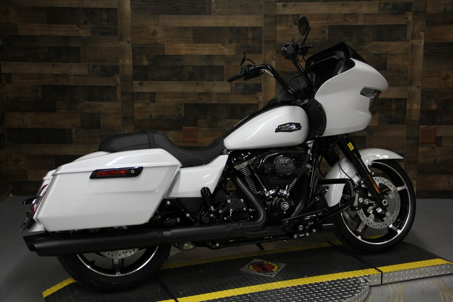 2024 Harley-Davidson Road Glide™ White Onyx Pearl - Black Finish