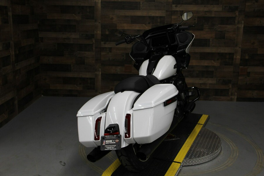 2024 Harley-Davidson Road Glide™ White Onyx Pearl - Black Finish