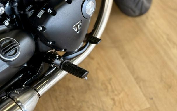 2022 Triumph Bonneville Bobber Gold Line