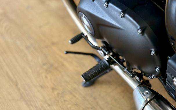 2022 Triumph Bonneville Bobber Gold Line