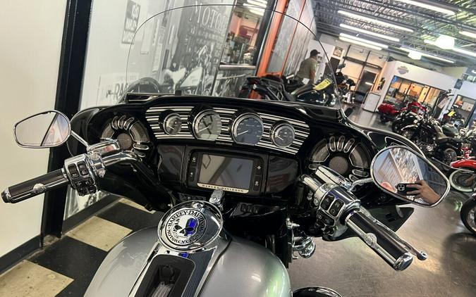 2015 Harley-Davidson® Ultra Limited Brilliant Silver Pearl/Vivid Black FLHTK