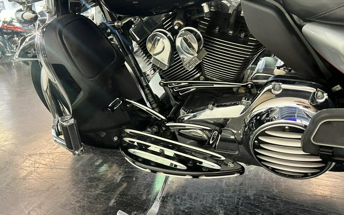 2015 Harley-Davidson® Ultra Limited Brilliant Silver Pearl/Vivid Black FLHTK