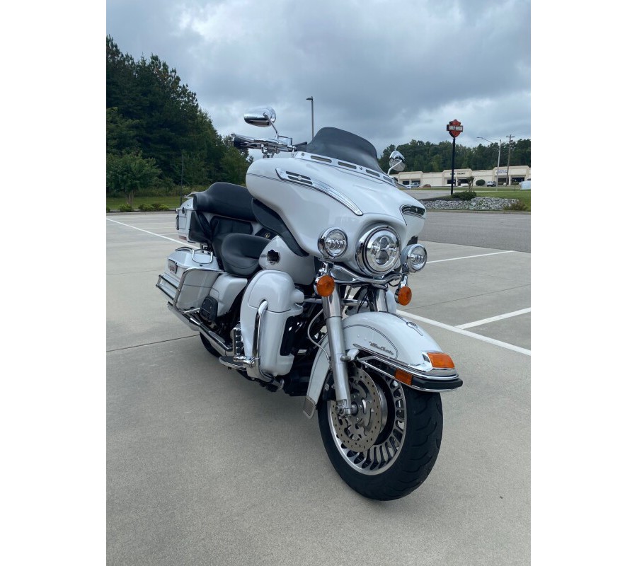 2012 Electra Glide Ultra Classic 103 White Hot Pearl w/ Pinstripe