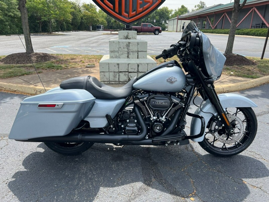 2023 FLHXS Street Glide® Special in Atlas Silver Metallic