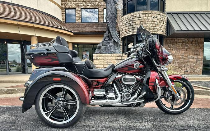 2022 Harley-Davidson® CVO™ Tri Glide® Dante’s Red Fade