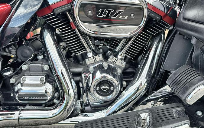 2022 Harley-Davidson® CVO™ Tri Glide® Dante’s Red Fade
