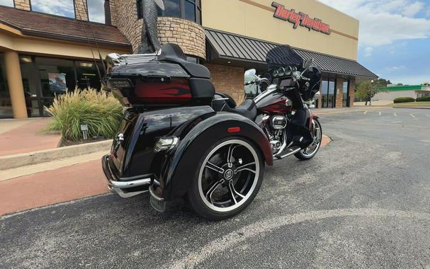 2022 Harley-Davidson® CVO™ Tri Glide® Dante’s Red Fade