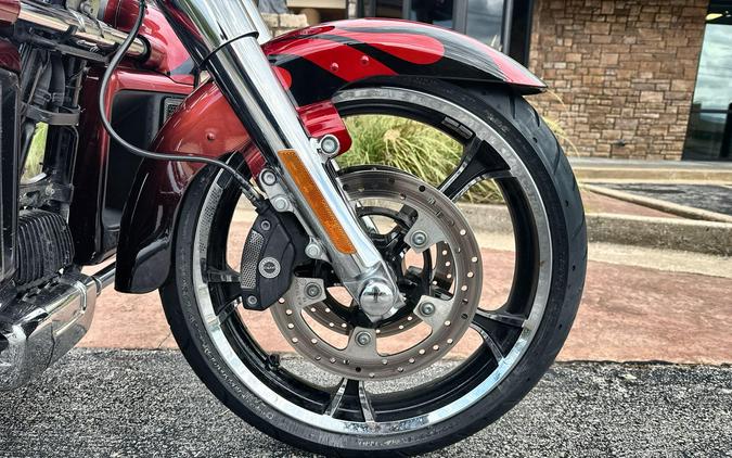 2022 Harley-Davidson® CVO™ Tri Glide® Dante’s Red Fade