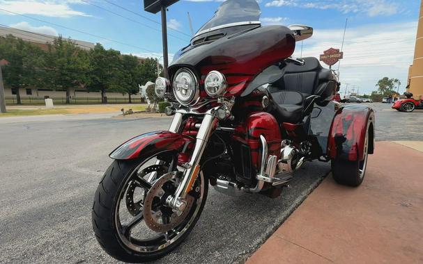 2022 Harley-Davidson® CVO™ Tri Glide® Dante’s Red Fade