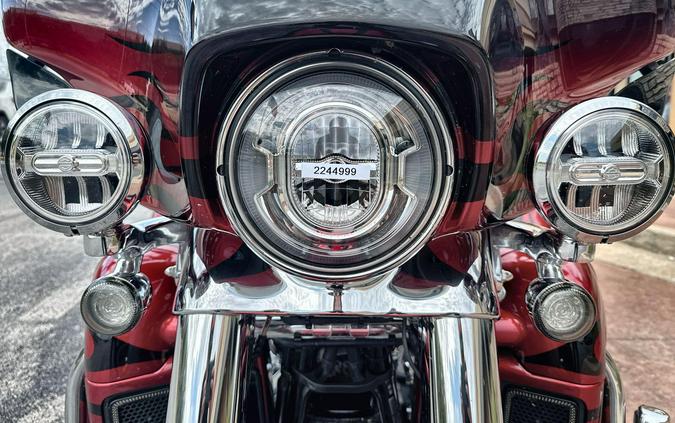 2022 Harley-Davidson® CVO™ Tri Glide® Dante’s Red Fade