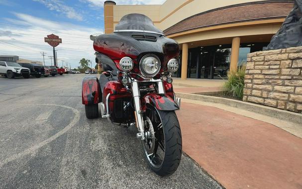 2022 Harley-Davidson® CVO™ Tri Glide® Dante’s Red Fade
