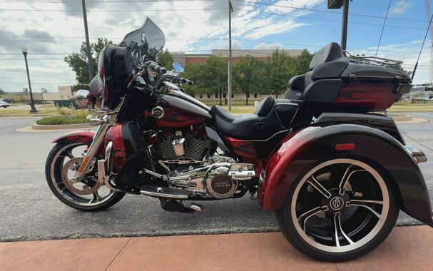 2022 Harley-Davidson® CVO™ Tri Glide® Dante’s Red Fade