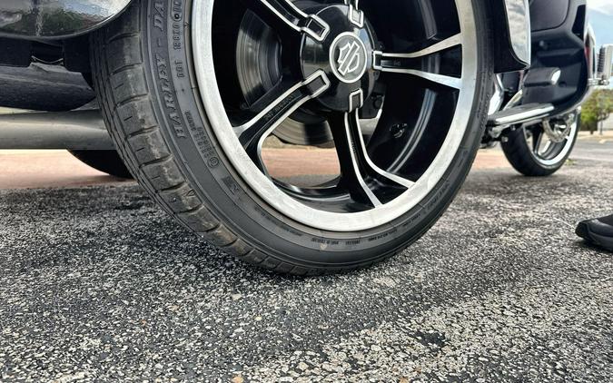 2022 Harley-Davidson® CVO™ Tri Glide® Dante’s Red Fade
