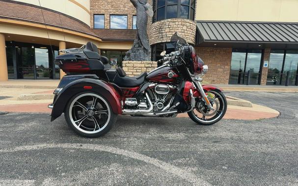 2022 Harley-Davidson® CVO™ Tri Glide® Dante’s Red Fade