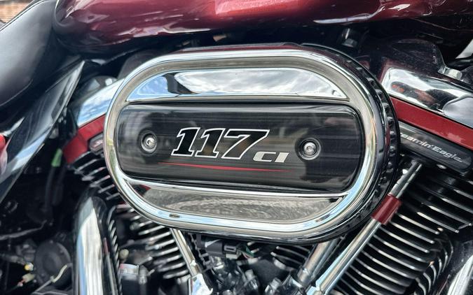 2022 Harley-Davidson® CVO™ Tri Glide® Dante’s Red Fade