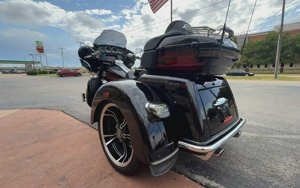 2022 Harley-Davidson® CVO™ Tri Glide® Dante’s Red Fade