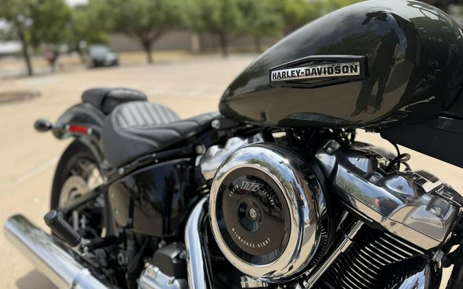 2026 Harley-Davidson® Street Bob® Olive Steel Metallic Chrome Laced Wheels