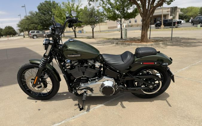 2026 Harley-Davidson® Street Bob® Olive Steel Metallic Chrome Laced Wheels