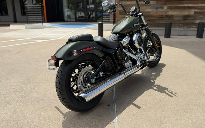 2026 Harley-Davidson® Street Bob® Olive Steel Metallic Chrome Laced Wheels