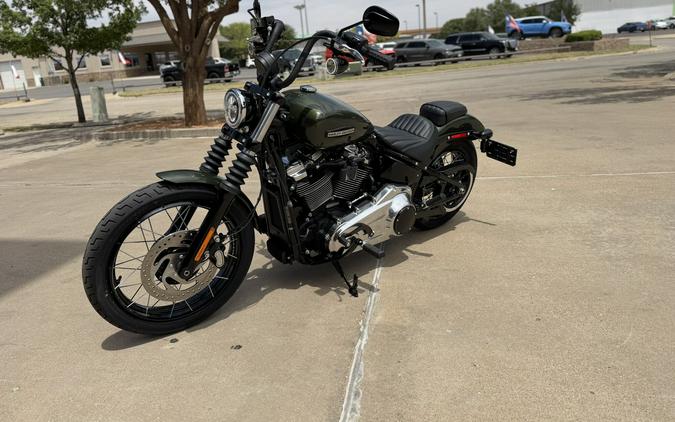 2026 Harley-Davidson® Street Bob® Olive Steel Metallic Chrome Laced Wheels