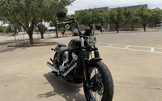 2026 Harley-Davidson® Street Bob® Olive Steel Metallic Chrome Laced Wheels