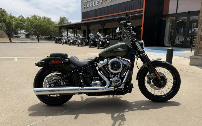 2026 Harley-Davidson® Street Bob® Olive Steel Metallic Chrome Laced Wheels