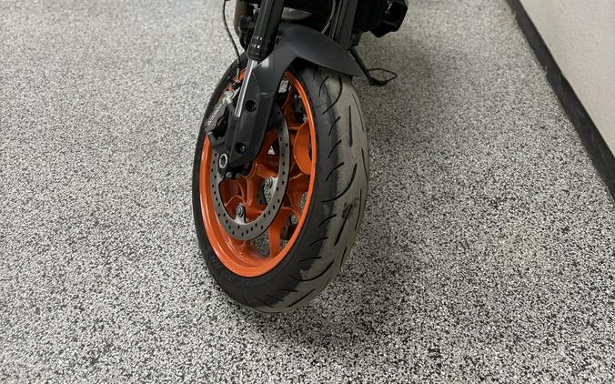 2023 Indian Motorcycle FTR Stealth Gray / Orange Burst - UO8637