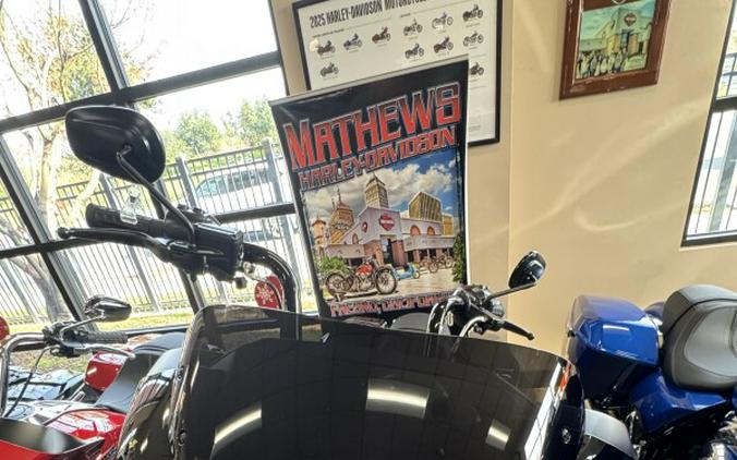 2025 Harley-Davidson® Road Glide® Vivid Black - Black Finish