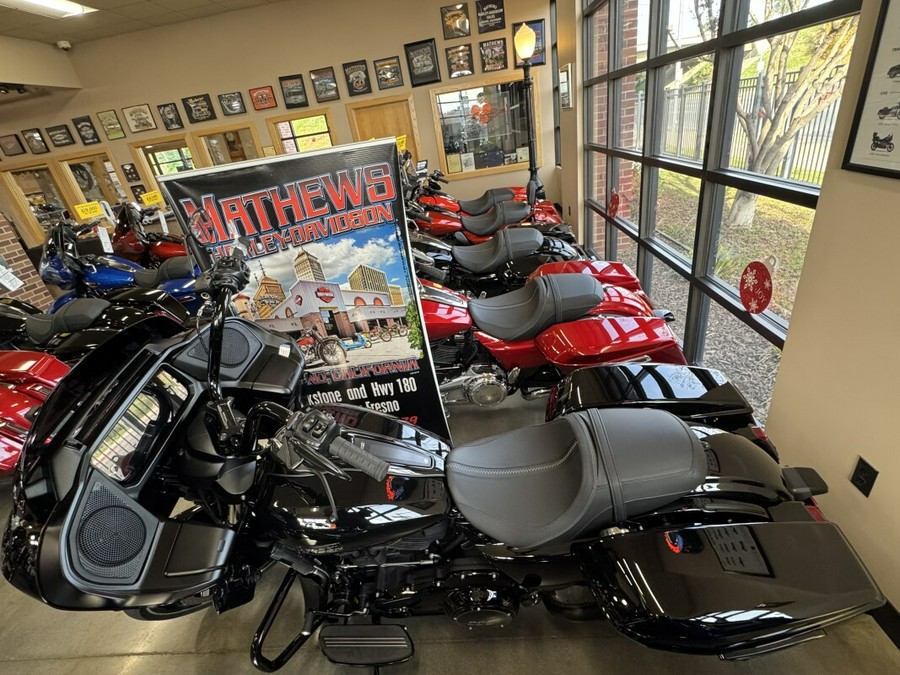 2025 Harley-Davidson® Road Glide® Vivid Black - Black Finish