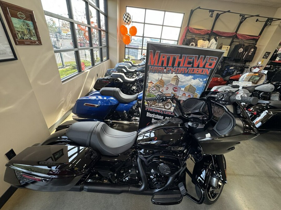 2025 Harley-Davidson® Road Glide® Vivid Black - Black Finish