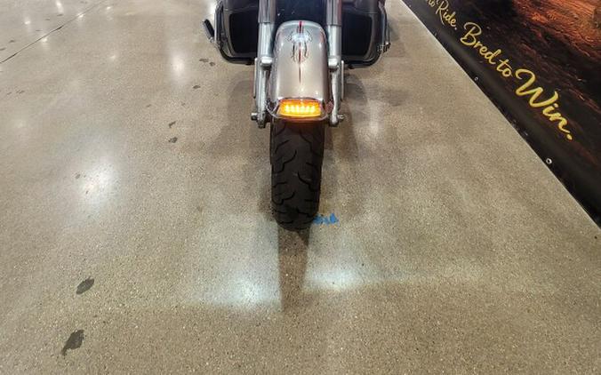 2017 Harley-Davidson® Tri Glide® Ultra Two-Tone Billet Silver/Vivid Black FLHTCUTG