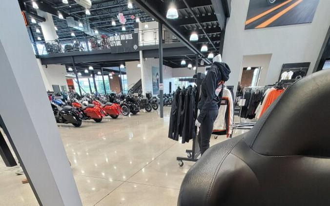 2017 Harley-Davidson® Tri Glide® Ultra Two-Tone Billet Silver/Vivid Black FLHTCUTG