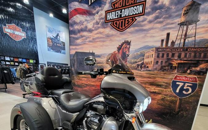 2017 Harley-Davidson® Tri Glide® Ultra Two-Tone Billet Silver/Vivid Black FLHTCUTG